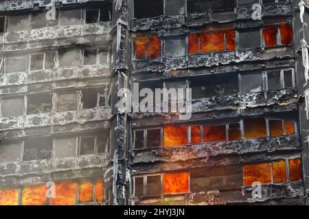 Ukraine Stadt in Flammen, Wohnungen durch Kreuzfahrt-Raketenangriff zerstört, Ukraine-Krieg, russische Kriegsverbrechen Stockfoto