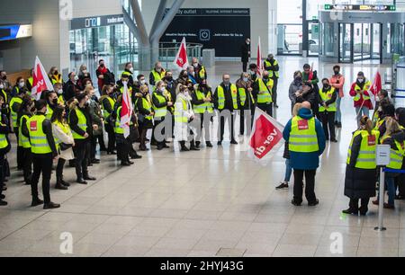 Stuttgart, Deutschland. 15. März 2022. Das Sicherheitspersonal des Flughafens streikt am Flughafen. Im Lohnstreit um die Bezahlung von Personal an den Passagierkontrollen an deutschen Flughäfen hat die Gewerkschaft Verdi ihre Mitglieder am Flughafen Stuttgart zum Streik aufgerufen - die Beschäftigten fordern einen Euro mehr Lohn pro Stunde. Quelle: Christoph Schmidt/dpa/Alamy Live News Stockfoto