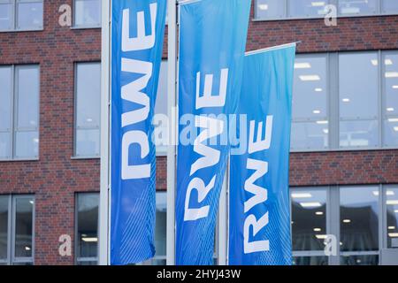 Essen, Deutschland. 15. März 2022. Vor der Konzernzentrale des Energiekonzerns RWE fliegen Flaggen vor dem Start der Jahrespressekonferenz. Quelle: Rolf Vennenbernd/dpa/Alamy Live News Stockfoto