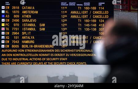 Stuttgart, Deutschland. 15. März 2022. Eine Informationstafel für Abflüge am Flughafen informiert die Passagiere über den aktuellen Streik des Sicherheitspersonals. Im Lohnstreit um die Bezahlung von Personal an den Passagierkontrollen an deutschen Flughäfen hat die Gewerkschaft Verdi ihre Mitglieder am Flughafen Stuttgart zum Streik aufgerufen - die Beschäftigten fordern einen Euro mehr Lohn pro Stunde. Quelle: Christoph Schmidt/dpa/Alamy Live News Stockfoto