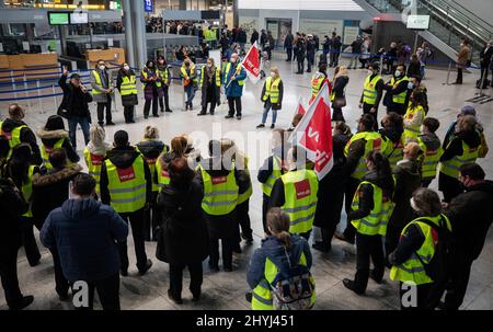 Stuttgart, Deutschland. 15. März 2022. Das Sicherheitspersonal des Flughafens streikt am Flughafen. Im Lohnstreit um die Bezahlung von Personal an den Passagierkontrollen an deutschen Flughäfen hat die Gewerkschaft Verdi ihre Mitglieder am Flughafen Stuttgart zum Streik aufgerufen - die Beschäftigten fordern einen Euro mehr Lohn pro Stunde. Quelle: Christoph Schmidt/dpa/Alamy Live News Stockfoto