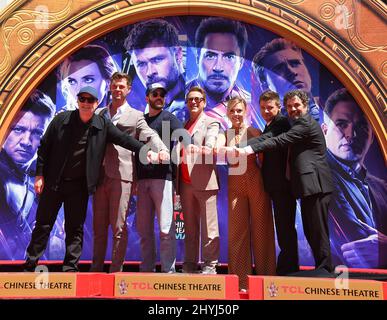 Kevin Feige, Chris Hemsworth, Chris Evans, Robert Downey Jr., Scarlett Johansson, Jeremy Renner und Mark Ruffalo bei der Druckzeremonie für die Darsteller von „Avengers: Endgame“ der Marvel Studios, die am 23. April 2019 auf dem IMAX-Vorplatz des TCL Chinese Theatre in Hollywood, CA, stattfand. Stockfoto