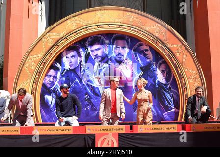 Chris Hemsworth, Chris Evans, Robert Downey Jr., Scarlett Johansson und Mark Ruffalo bei der Handprint-Zeremonie für die Darsteller „Avengers: Endgame“ der Marvel Studios, die am 23. April 2019 auf dem IMAX-Vorplatz des TCL Chinese Theatre in Hollywood, CA, stattfand. Stockfoto