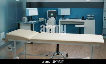 Niemand im Büro, der jährlich eine Kontrollbegehung und Konsultation durchführen sollte. Leerer medizinischer Schrank, in dem der Arzt für die Behandlung von Patienten bei Untersuchungstermin, für die Diagnose und Medizin im Gesundheitswesen arbeitet. Stockfoto