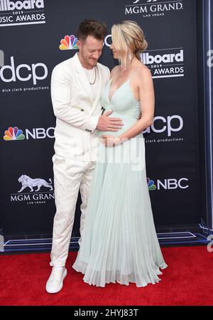 Tyler Hubbard und Hayley Stommel nehmen an den Billboard Music Awards 2019 in der MGM Grand Garden Arena in Las Vegas, Nevada, Teil Stockfoto