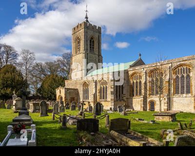 Die Kirche der Hl. Maria Magdalena auf dem Gelände von Schloss Ashby House, Northamptonshire, Großbritannien; hauptsächlich 14. und 15. Jahrhundert, aber im Jahre 1869 restauriert. Stockfoto