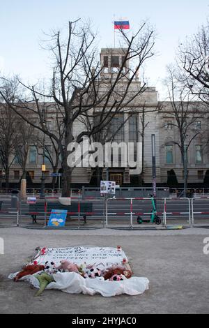 Banner, Kerzen und Friedensopfer aus Protest gegen den russischen Einmarsch in die Ukraine Botschaft Russlands in Berlin unter den Linden Deutschland Stockfoto