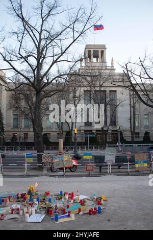 Banner, Kerzen und Friedensopfer aus Protest gegen den russischen Einmarsch in die Ukraine Botschaft Russlands in Berlin unter den Linden Deutschland Stockfoto