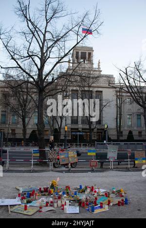 Banner, Kerzen und Friedensopfer aus Protest gegen den russischen Einmarsch in die Ukraine Botschaft Russlands in Berlin unter den Linden Deutschland Stockfoto