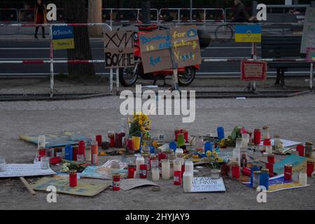 Banner, Kerzen und Friedensopfer aus Protest gegen den russischen Einmarsch in die Ukraine Botschaft Russlands in Berlin unter den Linden Deutschland Stockfoto