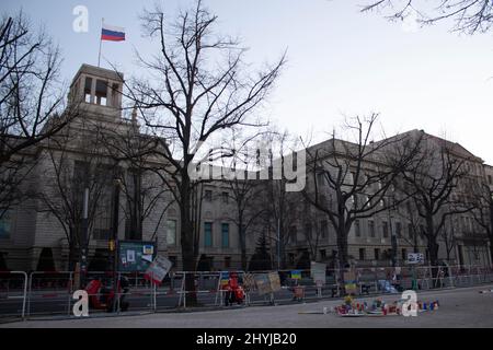 Banner, Kerzen und Friedensopfer aus Protest gegen den russischen Einmarsch in die Ukraine Botschaft Russlands in Berlin unter den Linden Deutschland Stockfoto