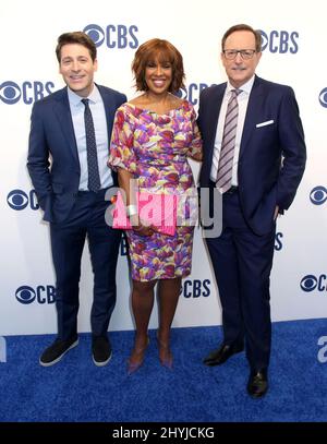 Tony Dokoupil, Gayle King & Anthony Mason nahmen an der CBS 2019 im Vorfeld in der Todd English Food Hall Teil Stockfoto