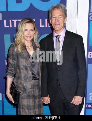 Michelle Pfeiffer & David E. Kelley bei der Premiere von Big Little Lies in New York Stockfoto