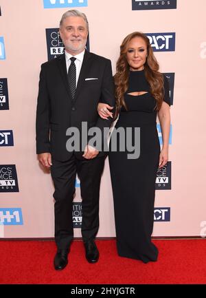 Mike Rinder und Leah Remini bei den Critics' Choice Real TV Awards im Beverly Hilton Hotel Stockfoto