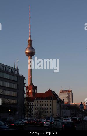 Der Berliner Fernsehturm im frühen Abendlicht von der Gertraudstraße Mitte Berlin Deutschland Stockfoto
