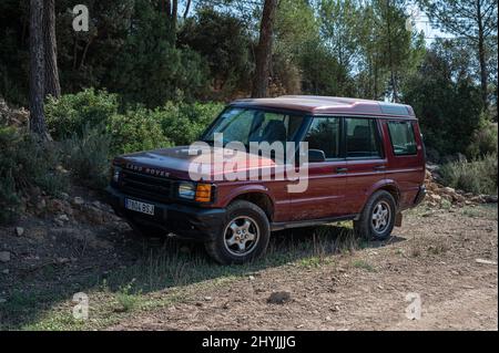 Eines Land Rover Discovery der ersten Generation, verschmutzt mit Schlamm Stockfoto