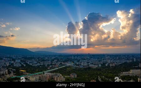 Atemberaubende Luftaufnahme des Sonnenuntergangs über der Stadt Sofia, Bulgarien. Stockfoto