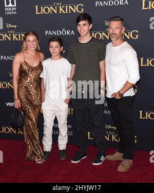 LeAnn Rimes, Jake Austin Cibrian, Mason Edward Cibrian und Eddie Cibrian bei der Weltpremiere „The Lion King“, die am 9. Juli 2019 im Dolby Theater in Hollywood, CA, stattfand. Stockfoto