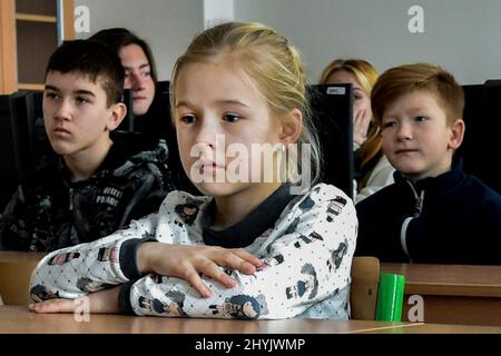 Ostrava, Tschechische Republik. 15. März 2022. Kinder aus der vom Krieg zerrissenen Ukraine am 15. März 2022 in einem der Klassenräume der Nadrazni-Grundschule in Ostrava, Tschechien. Kredit: Jaroslav Ozana/CTK Foto/Alamy Live Nachrichten Stockfoto