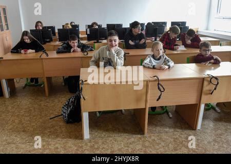 Ostrava, Tschechische Republik. 15. März 2022. Kinder aus der vom Krieg zerrissenen Ukraine am 15. März 2022 in einem der Klassenräume der Nadrazni-Grundschule in Ostrava, Tschechien. Kredit: Jaroslav Ozana/CTK Foto/Alamy Live Nachrichten Stockfoto