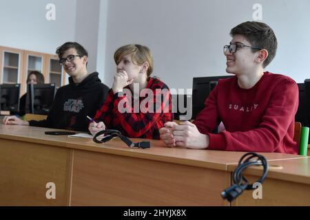 Ostrava, Tschechische Republik. 15. März 2022. Kinder aus der vom Krieg zerrissenen Ukraine am 15. März 2022 in einem der Klassenräume der Nadrazni-Grundschule in Ostrava, Tschechien. Kredit: Jaroslav Ozana/CTK Foto/Alamy Live Nachrichten Stockfoto