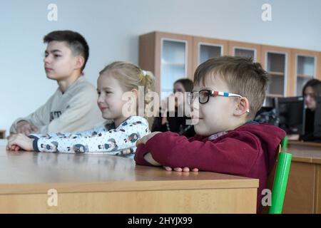 Ostrava, Tschechische Republik. 15. März 2022. Kinder aus der vom Krieg zerrissenen Ukraine am 15. März 2022 in einem der Klassenräume der Nadrazni-Grundschule in Ostrava, Tschechien. Kredit: Jaroslav Ozana/CTK Foto/Alamy Live Nachrichten Stockfoto