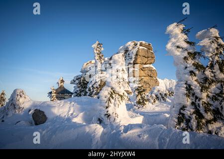 Schneebedecktes Gelände im Dreisessel-Gebirge im Winter, Bayerischer Wald - Nationalpark Sumava Stockfoto