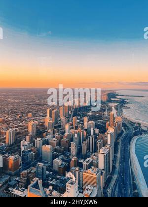 Luftaufnahme der Chicagoer Gebäude am Meer bei Sonnenuntergang Stockfoto