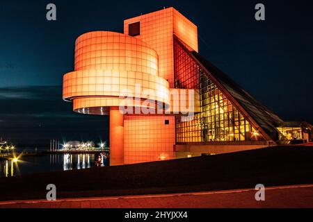 Nachtansicht der Rock N Roll Hall of Fame, Cleveland, USA Stockfoto