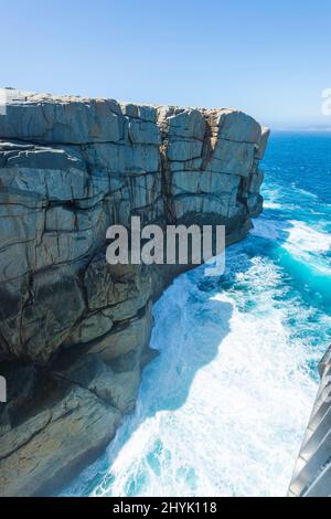 Spektakulärer vertikaler Blick über die Gap im Torndirrup National Park, einem beliebten Reiseziel in der Nähe von Albany, Western Australia, WA, Australien Stockfoto