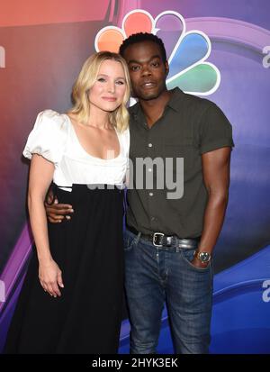 Kristen Bell und William Jackson Harper nahmen an der NBC TCA Press Tour 2019 im Beverly Hilton Hotel Teil Stockfoto