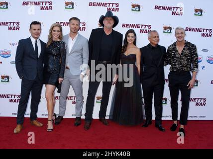 Alex Ranarivelo, Christina Moore, Michael Roark, Trace Adkins, Allison Paige, Ali Afshar und Hunter Clowdus bei der Premiere von „Bennett's war“ im Steven J. Ross Theater in den Warner Bros. Studios Stockfoto