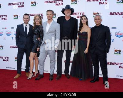 Alex Ranarivelo, Christina Moore, Michael Roark, Trace Adkins, Allison Paige und Ali Afshar bei der Premiere von „Bennett's war“ im Steven J. Ross Theater in den Warner Bros. Studios Stockfoto