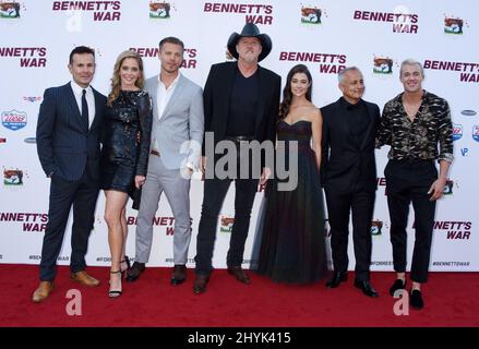 Alex Ranarivelo, Christina Moore, Michael Roark, Trace Adkins, Allison Paige und Ali Afshar bei der Premiere von „Bennett's war“ im Steven J. Ross Theater in den Warner Bros. Studios Stockfoto