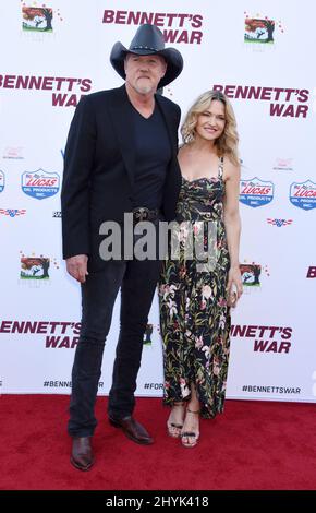 Trace Adkins und Victoria Pratt bei der Premiere von „Bennett's war“, die im Steven J. Ross Theater in den Warner Bros. Studios stattfand Stockfoto