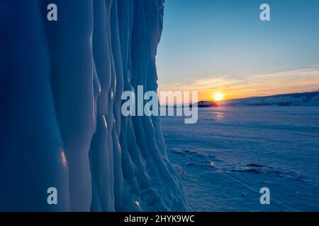 Eiszapfen auf Felsen am Baikalsee Stockfoto