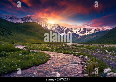 Fantastische Landschaft und bedeckter Himmel am Fuße des Tetnuldi-Gletschers. Oberes Svaneti, Georgien, Europa. Kaukasus. Beauty-Welt. Stockfoto