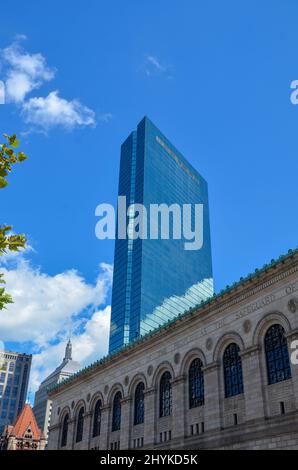 Boston, MA, USA - August 2 2013: Straßenansicht des John Hancock Tower in Boston mit altem gotischen Gebäude im Vordergrund und einigen Wolkenkratzern im Th Stockfoto