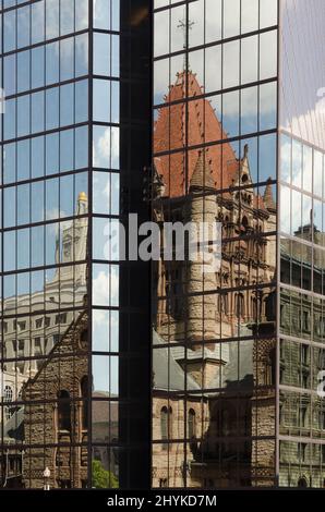 Boston, MA, USA - 2 2013. August: Spiegelung der Trinity Church im Fenster Glas eines Wolkenkratzers mit blauem Himmel in Boston Stockfoto