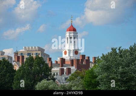 Boston, USA - August 3 2013: Blick durch Bäume zum Dunster House der Harvard University mit seinem roten Kuppeldach und der roten Turmuhr Stockfoto