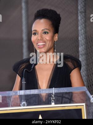 Tyler Perry wird von Kerry Washington bei seiner Hollywood Walk of Fame-Starzeremonie am 1. Oktober 2019 in Hollywood, Los Angeles, begleitet. Stockfoto