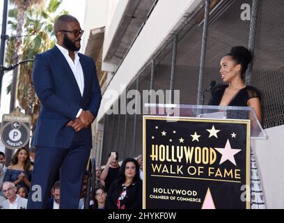 Tyler Perry wird von Kerry Washington bei seiner Hollywood Walk of Fame-Starzeremonie am 1. Oktober 2019 in Hollywood, Los Angeles, begleitet. Stockfoto