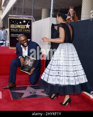 Tyler Perry wird von Kerry Washington bei seiner Hollywood Walk of Fame-Starzeremonie am 1. Oktober 2019 in Hollywood, Los Angeles, begleitet. Stockfoto