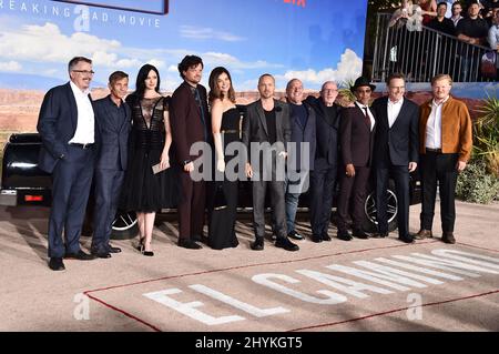 Ted Sarandos, Cindy Holland, Vince Gilligan, Charles Baker, Krysten Ritter, Matt Jones, Betsy Brandt, Aaron Paul, Dean Norris, Jonathan Banks, Giancarlo Esposito, Bryan Cranston und Jesse Plemons bei der Premiere von „El Camino: A Breaking Bad Movie“, die am 7. Oktober 2019 im Regency Village in Westwoodd, USA, stattfand. Stockfoto