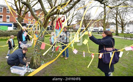 Aktenfoto vom 02/04/18 mit Bändern, Witzen, handgefertigten Blumen und bemalten Steinen, die einem Baum in Fortune Green in West Hampstead, London, anlässlich des 2.. Jahrestages der Inhaftierung von Nazanin Zaghari-Ratcliffe im Iran hinzugefügt wurden. Die britisch-iranische Nationalin Nazanin Zaghari-Ratcliffe hat ihren britischen Pass zurückbekommen, sagte ihr Parlamentsabgeordneter Tulip Siddiq und fügte hinzu, dass sie verstehe, dass es in Teheran ein britisches Verhandlungsteam gibt, in dem sie inhaftiert wird. Ausgabedatum: Dienstag, 15. März 2022. Stockfoto