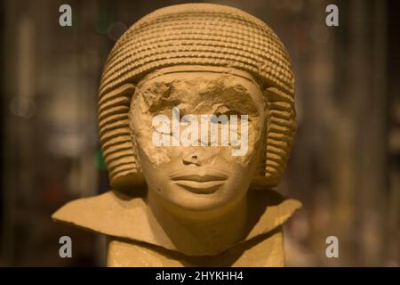 Turin, Italien - 14. August 2021: Unvollständige Statue von Iteti im Ägyptischen Museum von Turin, Italien. Stockfoto