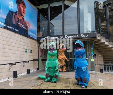 Dundee Rep, Dundee, Schottland, Großbritannien, 15. März 2022. Dundee Rep Young Company: Die Theatergruppe feiert die Weltpremiere ‘von „Optimismus“ mit Menschen in Dinosaurierkostümen als Teil der Show, die auf den persönlichen Erfahrungen der Mitglieder basiert, die aktuelle politische Themen und ihren Einfluss auf die psychische Gesundheit junger Menschen untersuchen und eine Botschaft der Hoffnung bietet Stockfoto