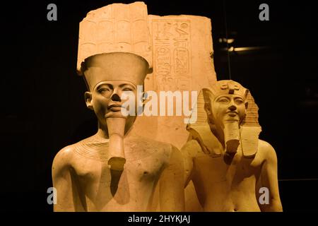 Turin, Italien - 14. August 2021: Statue des Königs Horemheb mit dem gott Amun im Ägyptischen Museum von Turin, Italien. Stockfoto