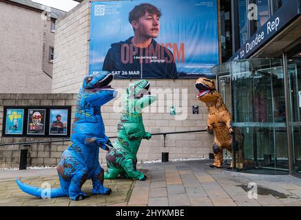 Dundee Rep, Dundee, Schottland, Großbritannien, 15. März 2022. Dundee Rep Young Company: Die Theatergruppe feiert die Weltpremiere ‘von „Optimismus“ mit Menschen in Dinosaurierkostümen als Teil der Show, die auf den persönlichen Erfahrungen der Mitglieder basiert, die aktuelle politische Themen und ihren Einfluss auf die psychische Gesundheit junger Menschen untersuchen und eine Botschaft der Hoffnung bietet Stockfoto