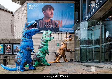 Dundee Rep, Dundee, Schottland, Großbritannien, 15. März 2022. Dundee Rep Young Company: Die Theatergruppe feiert die Weltpremiere ‘von „Optimismus“ mit Menschen in Dinosaurierkostümen als Teil der Show, die auf den persönlichen Erfahrungen der Mitglieder basiert, die aktuelle politische Themen und ihren Einfluss auf die psychische Gesundheit junger Menschen untersuchen und eine Botschaft der Hoffnung bietet Stockfoto